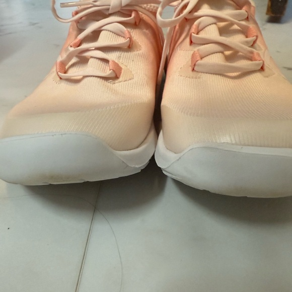 Women's Cream Athletic Shoes Oofos - Picture 6 of 8